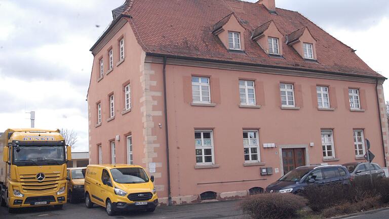 Der bisherige Zustellstützpunkt der Post in der Hindenburgstraße kann die Lieferfahrzeuge kaum aufnehmen. Der bisherige Zustellstützpunkt der Post in der Hindenburgstraße kann die Lieferfahrzeuge kaum aufnehmen. 