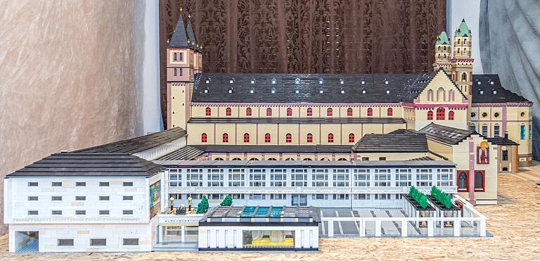 Auch das Dom-Umfeld, wie etwa das Burkardushaus, gehört zum Nachbau.