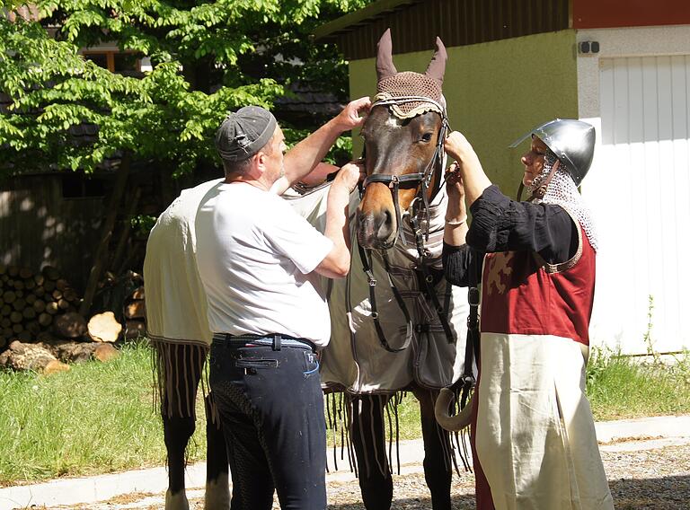 Der Gochsheimer Pferdehalter und Reittrainer Helmut Seufert (links) bereitet mit seiner Frau Ina (rechts) sein Pferd für die Probe von Robin Hood vor.