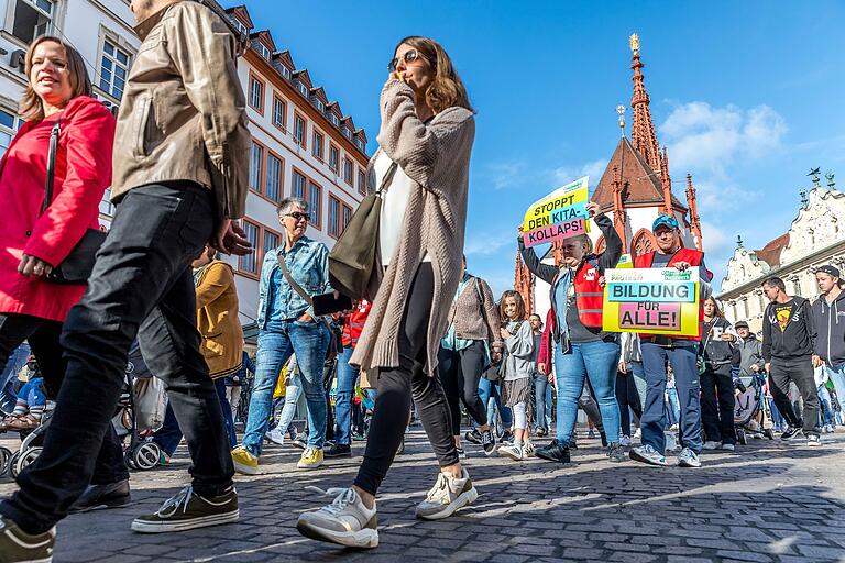 Zur Demo aufgerufen hatten der AWO Bezirksverband Unterfranken und das offene KiTa-Netzwerk, unter den Demonstrierenden waren Erzieherinnen und Erzieher, Lehrer, Schüler und Eltern.