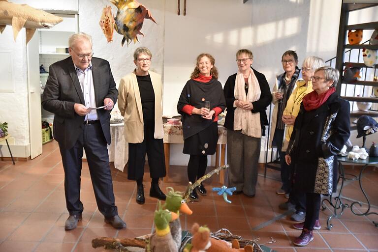 Bürgermeister Claus Bittenbrünn bedankte sich bei der Eröffnung bei Nadine Schloßbauer und ihren Kursteilnehmerinnen für die bunte Vielfalt der Objekte.