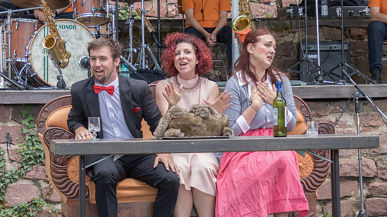 Bei der Eröffnungsfeier der Gemündener Scherenburgfestspiele präsentieren Verantwortliche und Mitwirkende erste Szenen aus den diesjährigen Eigenproduktionen, sozusagen als Appetitanreger für den Besuch der kommenden Aufführungen: Abschiedsszene aus der &quot;Fledermaus&quot; mit Benjamin Purner, Isabell Lang, Judith Biemüller.