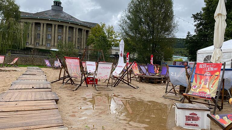 Der Regen hinterlässt seine Spuren am Stadtstrand von Bad Kissingen.