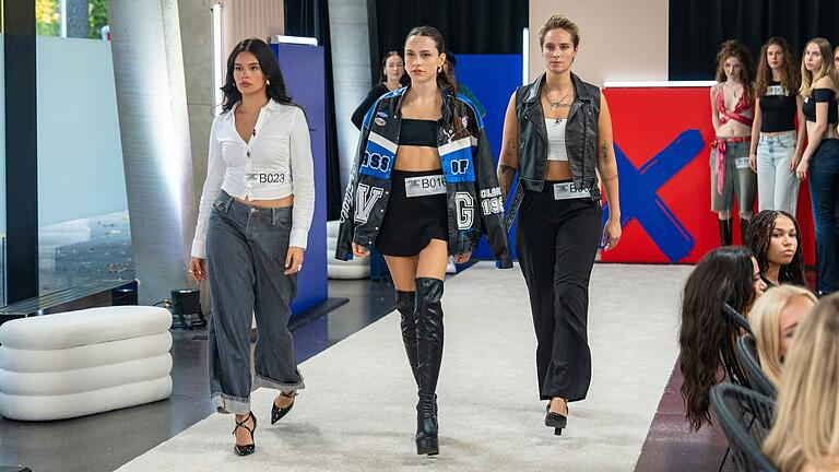 Kandidatin Laura aus Würzburg (Mitte) nimmt an der 20. Staffel der Prosieben Fernsehsendung Germanys Next Topmodel teil. Kandidatin Laura aus Würzburg (Mitte) nimmt an der 20. Staffel der Prosieben Fernsehsendung Germanys Next Topmodel teil.