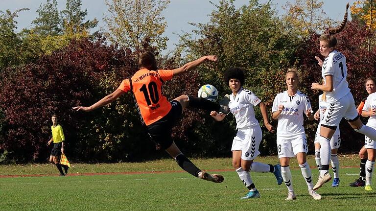 Elf Treffer in 15 Spielen hat Medina Desic (Nummer 10) für den SC Würzburg in dieser Regionalliga-Saison bereits erzielt.