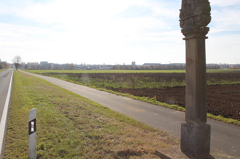 Etwa hier auf dieser Höhe an der Alitzheimer Straße würde die Lkw-Einfahrt zum neuen Norma-Zentrum gebaut werden.