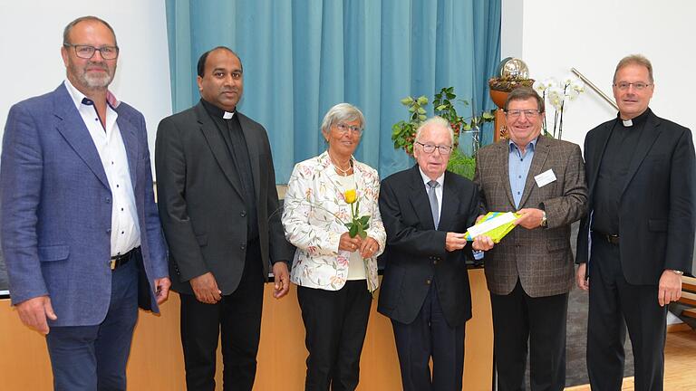 Zum 90. Geburtstag von Heinz Gauly (Vierter von links) veranstaltete die Gemeinde Salz einen Empfang für ihren Ehrenbürger. Von links: Bürgermeister Martin Schmitt, Pfarrer Johnson Thottathil, Anneliese und Heinz Gauly, stellvertretender Landrat Josef Demar und Pfarrer Martin Heim.