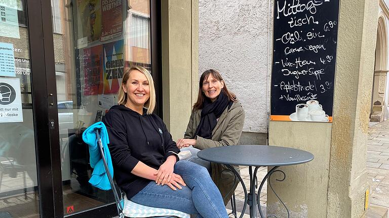 Anette Klotzek (links) und Sonja Rößner (rechts) von der Gruppe 'Lokale Veggies Schweinfurt' geben zusammen mit dem Veganen-Stammtisch im Café Vorndran Tipps zur veganen Ernährung.