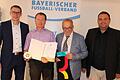 Auf dem Foto (von links): BV Jürgen Pfau, Preisträger Thomas Staab, KEAB Ludwig Bauer und KV Marco Göbet