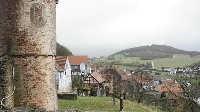 Blick von der Burg über Schwarzenfels hinüber zum Eschenberg und Richtung Züntersbach und Staatsbad Brückenau (nicht im Bild). Etwa in der Mitte könnte sich bald ein Windrad erheben.       -  Blick von der Burg über Schwarzenfels hinüber zum Eschenberg und Richtung Züntersbach und Staatsbad Brückenau (nicht im Bild). Etwa in der Mitte könnte sich bald ein Windrad erheben.