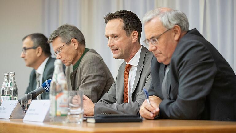 Sind überrascht und irritiert über die neuesten Entwicklungen am St. Josef-Krankenhaus (von links): Norbert Winter, der Geschäftsführer des Leopoldina-Krankenhauses, Schweinfurts Oberbürgermeister Sebastian Remelé, Landrat Florian Töpper und Bezirkstagspräsident Stefan Funk.