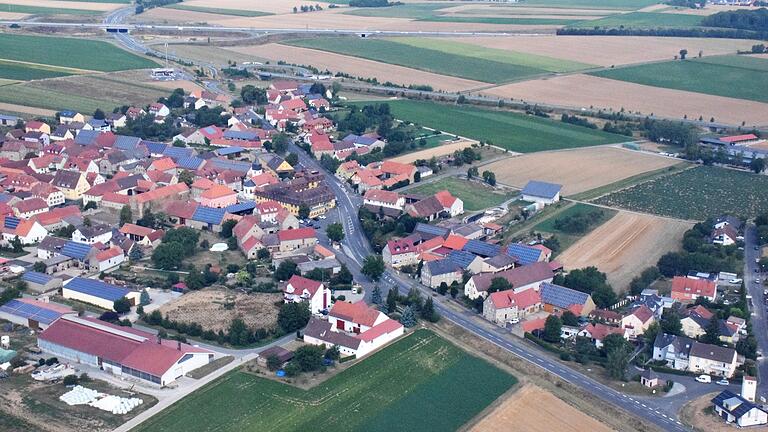 Die Würzburger Straße, die frühere Bundesstraße 8, war einst die Hauptverkehrsstraße. Mit dem Bau der Umgehung hatte sie ihre Bedeutung verloren. Jetzt gab der Gemeinderat grünes Licht für die Umgestaltung. Im Vorfeld war lange mit den Anliegern gesprochen worden, um diese rechtzeitig mit in die Planungen einzubinden.