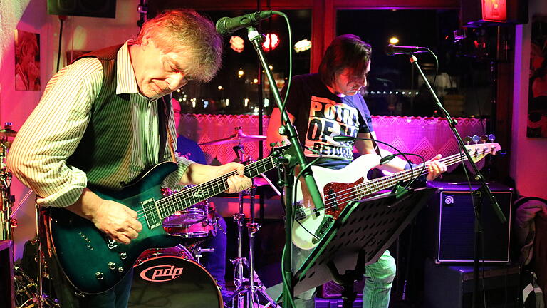 Tom Knauer &amp; Band mit Tom Knauer (vorne) an der Gitarre, seinem Bruder Stefan Knauer am Bass und Werner Fromm am Schlagzeug füllten wieder einmal die Musikkneipe Blues Corner an der Jahnstraße.