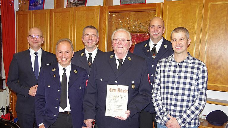 Ehrungen bei der Feuerwehr Reiterswiesen: (von links) OB Dirk Vogel, Thomas Kuhn (25 Jahre), Kommandant Bernd Ort, Werner Greubel (70 Jahre), 2. Kommandant Tobias Dittrich und Florian Kiesel (25 Jahre).       -  Ehrungen bei der Feuerwehr Reiterswiesen: (von links) OB Dirk Vogel, Thomas Kuhn (25 Jahre), Kommandant Bernd Ort, Werner Greubel (70 Jahre), 2. Kommandant Tobias Dittrich und Florian Kiesel (25 Jahre).