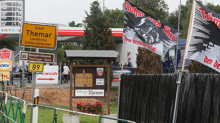 Neonazi Konzert in Themar       -  Fahnen der rechten Szene wehen in Themar (Thüringen) am 15.07.2017. Zu einem Neonazi-Konzert in Südthüringen werden mehr als 5000 Rechte und rund 2000 Gegendemonstranten erwartet.