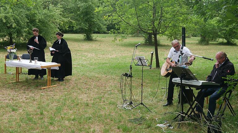 Etwas anders gestaltete sich der gutbesuchte Mönchsheckenfest-Gottesdient. Die beiden Geistlichen Julia und Florian Mucha waren erfreut über den zahlreichen Besuch und die musikalische Ausgestaltung durch Gustav Raab und Wolfgang Abschütz. Etwas anders gestaltete sich der gutbesuchte Mönchsheckenfest-Gottesdient. Die beiden Geistlichen Julia und Florian Mucha waren erfreut über den zahlreichen Besuch und die musikalische Ausgestaltung durch Gustav Raab und Wolfgang Abschütz.