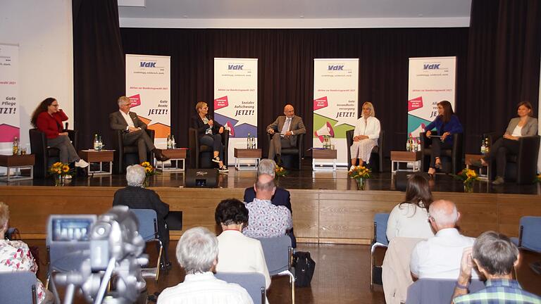 Das Podium bei der VdK-Diskussion, die auch im Internet übertragen wurde (von links): die MdBs Simone Barrientos, Prof. Andrew Ullmann, Sabine Dittmar, Moderator Nikolaus Nützel, VdK-Präsidentin Verena Bentele, MdL Barbara Becker und MdB Dr. Manuela Rottmann. Das Podium bei der VdK-Diskussion, die auch im Internet übertragen wurde (von links): die MdBs Simone Barrientos, Prof. Andrew Ullmann, Sabine Dittmar, Moderator Nikolaus Nützel, VdK-Präsidentin Verena Bentele, MdL Barbara Becker und MdB Dr. Manuela Rottmann.
