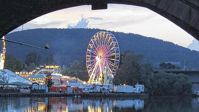 Ab Freitag geht es wieder rund: Die 67. Lohrer Spessartfestwoche beginnt heuer wegen eines etwas verlängerten Festzugs 15 Minuten später. Der Vergnügungspark beinhaltet wie auf dem Archivbild zu sehen wieder ein Riesenrad.