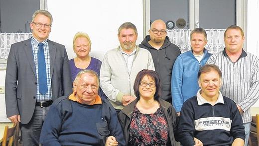 Wahlen: Bei den Kleintierzüchtern hinten von links: Bürgermeister Klaus Schenk, Schriftführerin Lissy Krönert Vorsitzender Bernhard Krönert, Jugendleiter Markus Schwinger, Europameisterin und Kassier Anette Pfahls, Zuchtwart Ralf Fischer; vordere Reihe von links: Adolf Donner, Ehrenmitglied und Beisitzer Adolf Donner; zweite Vorsitzende Simone Wenzlik und Kassenprüfer Arthur Feller. Wahlen: Bei den Kleintierzüchtern hinten von links: Bürgermeister Klaus Schenk, Schriftführerin Lissy Krönert Vorsitzender Bernhard Krönert, Jugendleiter Markus Schwinger, Europameisterin und Kassier Anette Pfahls, Zuchtwart Ralf Fischer; vordere Reihe von links: Adolf Donner, Ehrenmitglied und Beisitzer Adolf Donner; zweite Vorsitzende Simone Wenzlik und Kassenprüfer Arthur Feller.