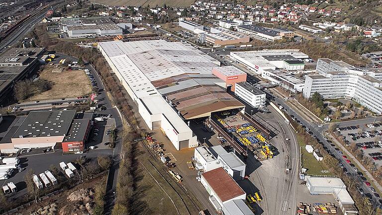 Blick auf die Hallen von Konecranes Noell in Würzburg -  die wohl größte Dachfläche in der Stadt. Rechts ist das kreuzförmige Hochhaus - die frühere Noell-Zentrale - zu sehen.