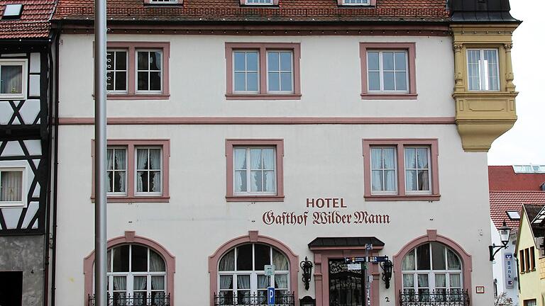 Die Arbeiterwohlfahrt Unterfranken wird dem seit 2013 leer stehenden Hotel-Gasthof 'Wilder Mann' am Marktplatz in Gerolzhofen mit einem Inklusions-Hotel neues Leben einhauchen.