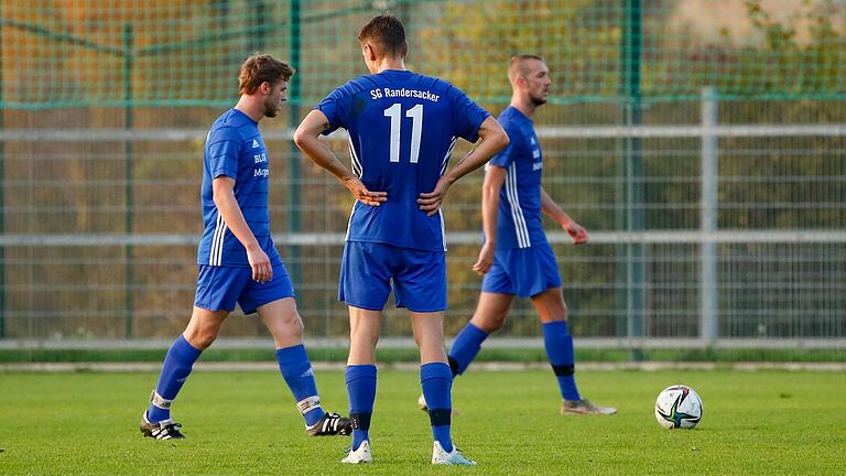 Enttäuschung bei den Fußballern der SG Randersacker: Die Mannschaft ist in der Kreisliga 1 seit acht Spielen ohne Sieg. Ein Trainerwechsel soll einen neuen Impuls bringen, um den Abstieg zu verhindern.