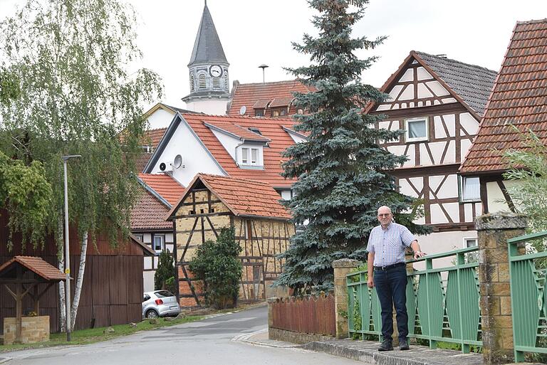 Winfried Warmuth war Gemeinderat und ehrenamtlich in vielen Vereinen tätig. Daher kennt er sich bestens in Gollmuthhausen aus. Winfried Warmuth war Gemeinderat und ehrenamtlich in vielen Vereinen tätig. Daher kennt er sich bestens in Gollmuthhausen aus.