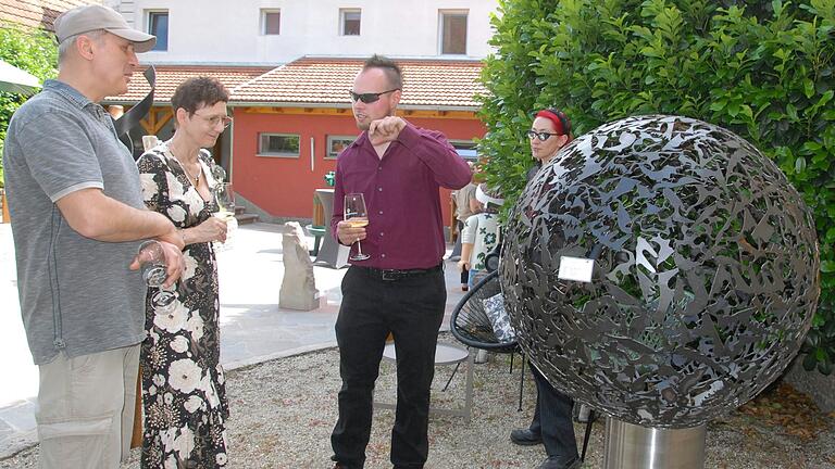 Lukas Mark (Mitte) und Jettinae von Jaeger (rechts) präsentieren Metallskulpturen in der Pop-U-Galerie.