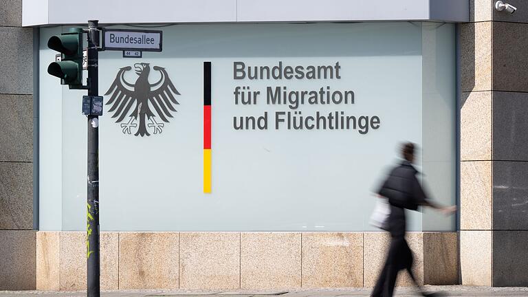 Studie zu Ängsten: Überforderung des Staats       -  Für Geflüchtete, die in Deutschland Schutz suchen, ist das BAMF zuständig (Illustration).