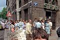 Einführung der D-Mark in der DDR       -  Nach langem Schlangestehen: Dieser junge Mann freut sich am 1. Juli 1990, dem Tag der Währungsunion, vor einer Leipziger Sparkasse über seine D-Mark-Banknoten.