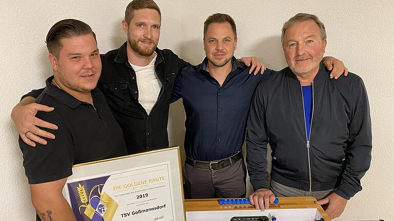 Der TSV Goßmannsdorf setzt auf das bewährte Führungsteam: Michael Elsner (von rechts/Finanzen), Vorsitzender Mark Seyrich, sein Stellvertreter Kevin Kraft und Schriftführer Michael Schott, der die bei der Hauptversammlung verliehene BFV-Auszeichnung „Goldene Raute mit Ähre“ zeigt. Der TSV Goßmannsdorf setzt auf das bewährte Führungsteam: Michael Elsner (von rechts/Finanzen), Vorsitzender Mark Seyrich, sein Stellvertreter Kevin Kraft und Schriftführer Michael Schott, der die bei der Hauptversammlung verliehene BFV-Auszeichnung „Goldene Raute mit Ähre“ zeigt.