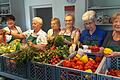An der Gemüsetheke der Würzburger Tafel (von links): Anita Klaes, Hildegard Mauersberger, Maria Pfeufer, Traudel Nusser, Ruth Pabst und Waltraud Martin.