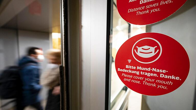 Auch wenn es in Bussen und Bahnen immer hektisch zugeht: Auch hier wird jetzt kontrolliert. Nur: Was passiert, wenn einen nur Bus oder die Bahn zur Teststation bringen können? Auch wenn es in Bussen und Bahnen immer hektisch zugeht: Auch hier wird jetzt kontrolliert. Nur: Was passiert, wenn einen nur Bus oder die Bahn zur Teststation bringen können?