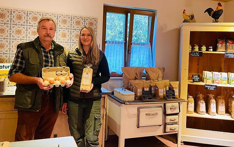 Andreas Fertig und Tochter Theresa Fertig im SB- Hofladen der Familie Fertig in Eichenfürst Andreas Fertig und Tochter Theresa Fertig im SB- Hofladen der Familie Fertig in Eichenfürst