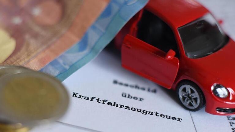 Wer eines der saubersten Fahrzeuge kauft, die bis zu 95 Gramm CO2 pro Kilometer ausstoßen, zahlt nach der Kfz-Steuerreform im Schnitt rund 30 Euro weniger als bisher. Foto: picture alliance / dpa - Die Kfz-Steuer berechnet sich nach unterschiedlichen Faktoren. Wer eines der saubersten Fahrzeuge kauft, die bis zu 95 Gramm CO2 pro Kilometer ausstoßen, zahlt nach der Kfz-Steuerreform im Schnitt rund 30 Euro weniger als bisher. Foto: picture alliance / dpa - Die Kfz-Steuer berechnet sich nach unterschiedlichen Faktoren.