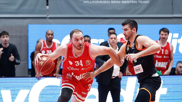 Baskets-Kapitän Felix Hoffmann (links, mit Dakota Mathias vom ratiopharm Ulm im Pokal-Achtelfinale in der tectake Arena): 'Wir bewegen den Ball zu wenig und zu schlecht und müssen schneller spielen.' Die Würzburg Baskets treten an diesem Samstag auswärts in Heidelberg an.