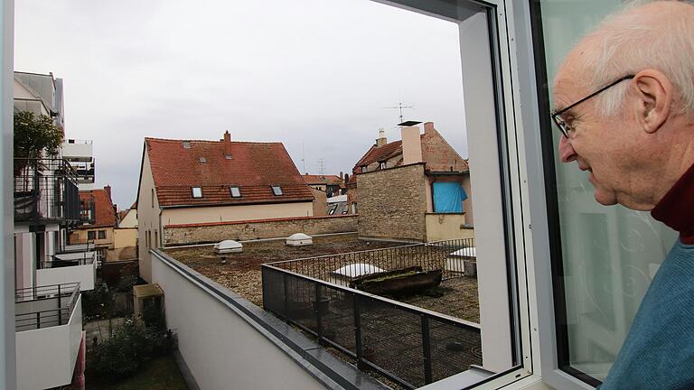 Martin Nicoly lebt mit seiner Frau Jocelyne in der Kitzinger Altstadt, wie der Blick aus dem Fenster zeigt.