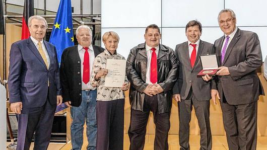 Stolze Empfänger der Sportplakette des Bundespräsidenten:  Von links BLSV-Präsident Günther Lommer, Jürgen Heinl, Edeltraud Krämer, Gerhard Fischer, und Alois Brandl vom SV Sylbach sowie Staatsminister Joachim Herrmann.