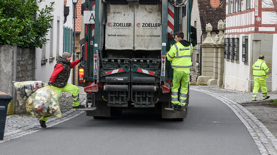 Erst werden die Säcke am Straßenrand eingesammelt. Erst werden die Säcke am Straßenrand eingesammelt.
