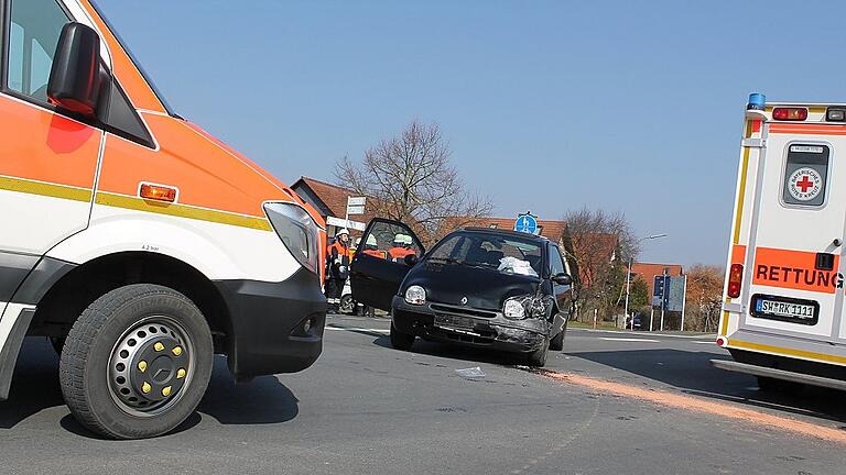 An der Abzweigung kurz nach Mönchstockheim kam es am 25. März zu einem Verkehrsunfall mit zwei Verletzten. An der Abzweigung kurz nach Mönchstockheim kam es am 25. März zu einem Verkehrsunfall mit zwei Verletzten.