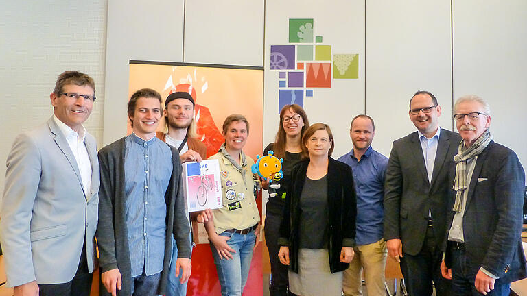 Fünf Förderanträge wurden von der Jugendstiftung positiv entschieden. Im Bild (von links): Stiftungsvorstand Landrat Thomas Schiebel, Sebastian Höhn und Maximilian Seeger, Theresa Bednarz, Katrin Fuchs, Krystyna Kuhn und Marcel Brunner, Michael Hombach und Bernhard Metz. Fünf Förderanträge wurden von der Jugendstiftung positiv entschieden. Im Bild (von links): Stiftungsvorstand Landrat Thomas Schiebel, Sebastian Höhn und Maximilian Seeger, Theresa Bednarz, Katrin Fuchs, Krystyna Kuhn und Marcel Brunner, Michael Hombach und Bernhard Metz.
