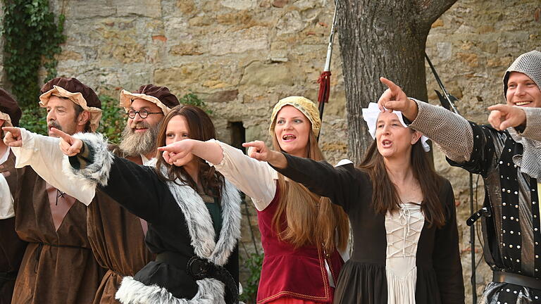 'Zobels Zoff - ein liederträchties Historical' feierte bei den Florian-Geyer-Festspielen in Giebelstadt Premiere.