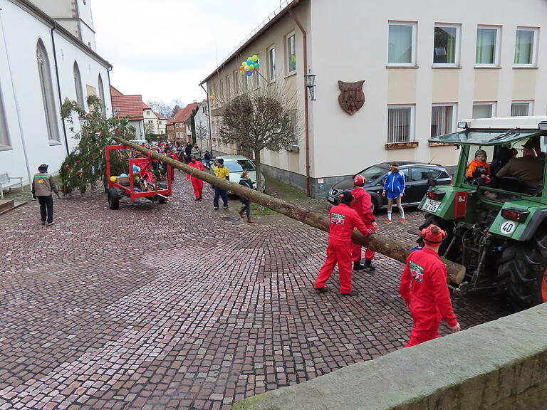 Gerade einmal 18 Meter misst der Fosenochtsbaum, trotzdem ist es immer Millimeterarbeit, wenn er durch die engen Gassen der Innenstadt gefahren wird. Gerade einmal 18 Meter misst der Fosenochtsbaum, trotzdem ist es immer Millimeterarbeit, wenn er durch die engen Gassen der Innenstadt gefahren wird.
