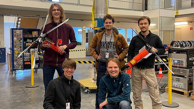 Teile des 'Daedalus 2'-Kernteams in Schweden wenige Tage vor dem Raketenstart (hinten von links): Philip Bergmann (Teamleiter Embedded Software), Jan Wolf (Teamleiter Elektronik), Lennart Werner (Systemingenieur); vorne von links: Frederik Dunschen (Projektleiter) und Ludwig Richter (Teamleiter Bodenstationssoftware). Teile des 'Daedalus 2'-Kernteams in Schweden wenige Tage vor dem Raketenstart (hinten von links): Philip Bergmann (Teamleiter Embedded Software), Jan Wolf (Teamleiter Elektronik), Lennart Werner (Systemingenieur); vorne von links: Frederik Dunschen (Projektleiter) und Ludwig Richter (Teamleiter Bodenstationssoftware).