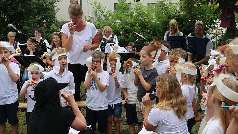 Die Kinderoase bei ihrer Aufführung „Wir sind Schafe, ganz brave“. - Die Kinderoase bei ihrer Aufführung „Wir sind Schafe, ganz brave“. Die Kinderoase bei ihrer Aufführung „Wir sind Schafe, ganz brave“. - Die Kinderoase bei ihrer Aufführung „Wir sind Schafe, ganz brave“.