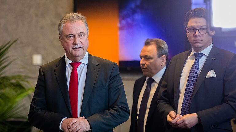 Alter und neuer Bundesvorstand der GDL       -  Claus Weselsky (l) ist nicht mehr Bundesvorsitzender der GDL. Die Gewerkschaft wählte Mario Reiß (2.v.l.) zu seinem Nachfolger. (Archivbild)