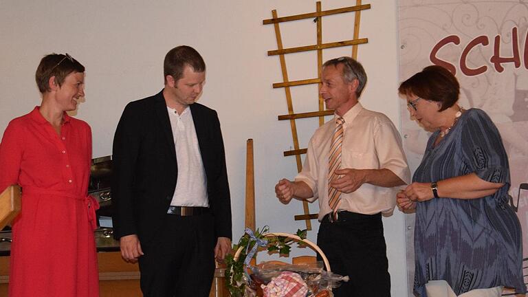 Christiane Binder-Jung (Kirchengemeinde Heiligkreuz), Reinhold Samer (Kirchengemeinde Weißenbach) übereichen dem Ehepaar Dr. Katharina Eberlein-Braun und  Pfarrer Thomas Braun einen Korb mit Rhöner Spezialitäten. Foto: Horst Conze       -  Christiane Binder-Jung (Kirchengemeinde Heiligkreuz), Reinhold Samer (Kirchengemeinde Weißenbach) übereichen dem Ehepaar Dr. Katharina Eberlein-Braun und  Pfarrer Thomas Braun einen Korb mit Rhöner Spezialitäten. Foto: Horst Conze