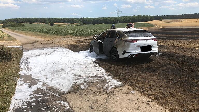 Beim Feldbrand in Hellmitzheim wurden fünf Hektar Ackerfläche und das Auto des Kreisbrandmeisters zerstört. Beim Feldbrand in Hellmitzheim wurden fünf Hektar Ackerfläche und das Auto des Kreisbrandmeisters zerstört.
