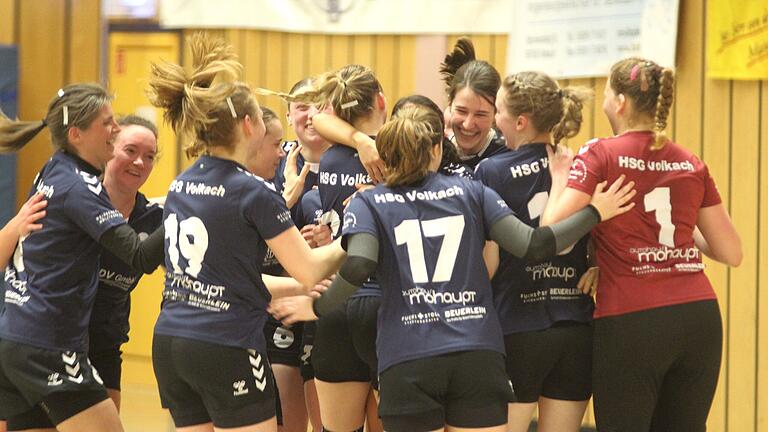 Meister-Jubel: Die Handballerinnen der HSG Volkach freuen sich nach dem Sieg über den TV Großlangheim im letzten Saisonspiel über den erneuten Titelgewinn in der Bezirksoberliga.&nbsp;