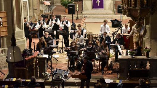 Für die Renovierung der Orgel in der Marienkirche in Königsberg spielte die Big Band &bdquo;Pfeffer, Salz & Sahne&ldquo; aus Hofheim unter Leitung des Musiklehrers Wolfram Hirsch.